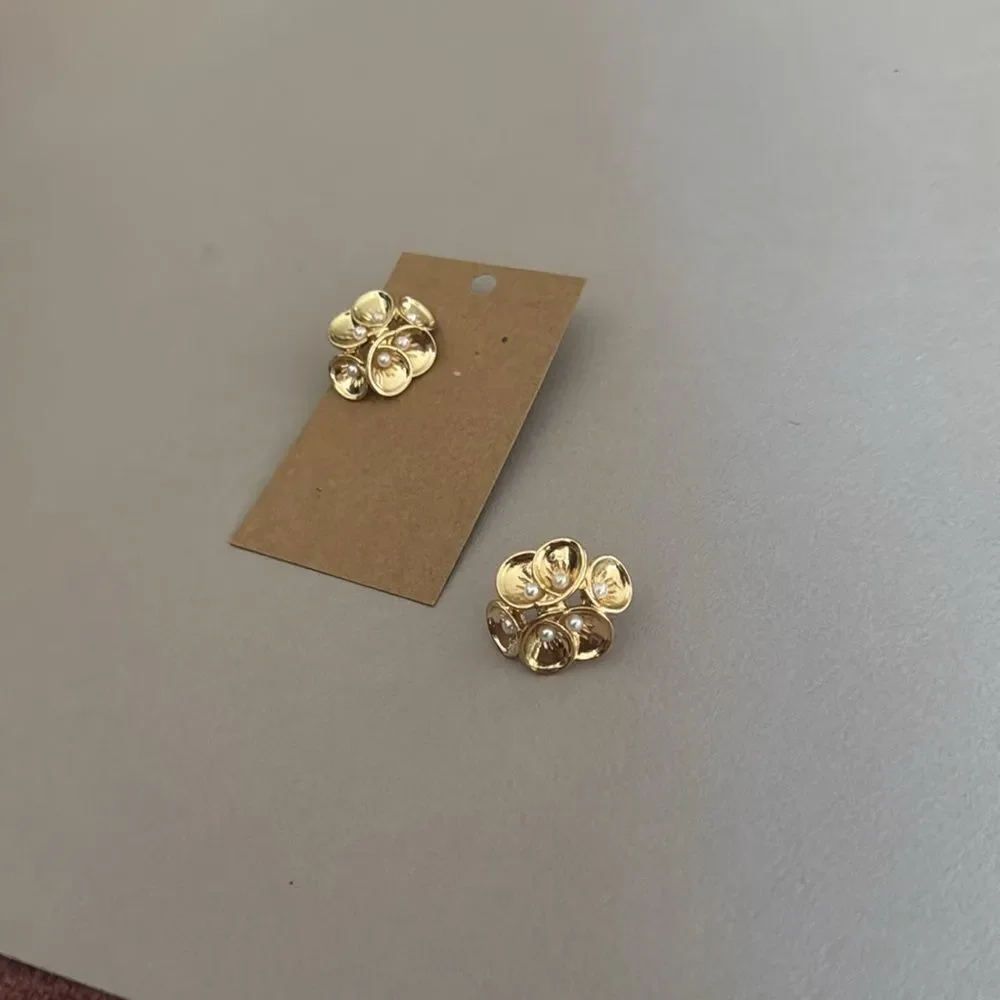 Gold  Floral Earrings M420